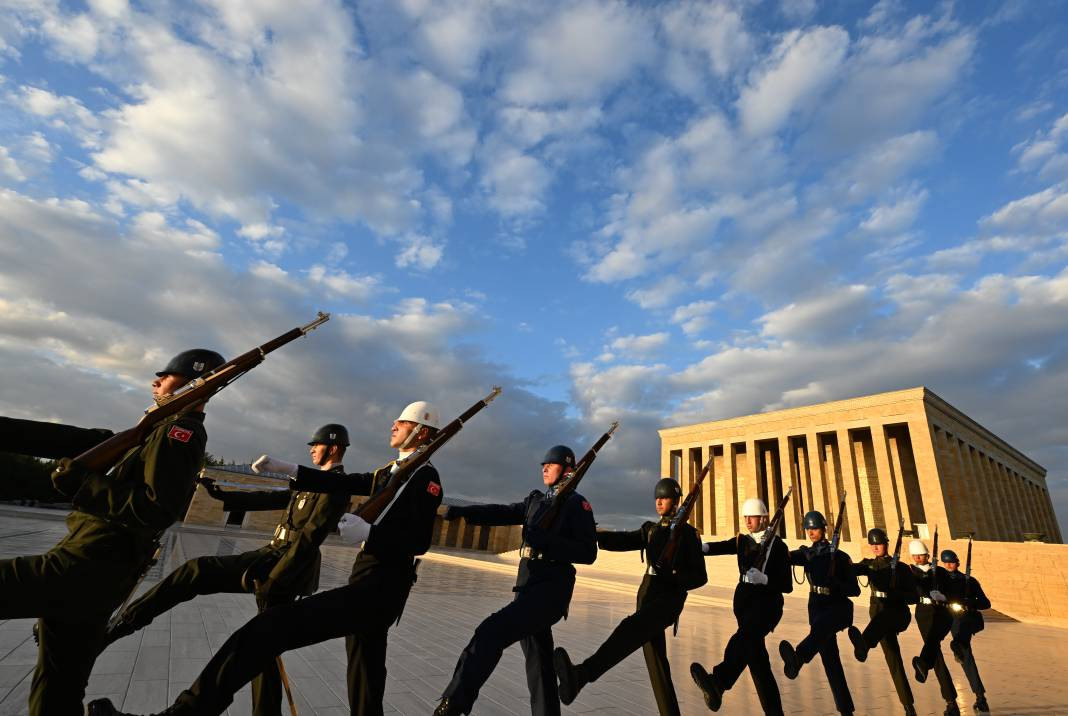 Türk bayrağının gönderden hiç inmediği yer - Resim: 14